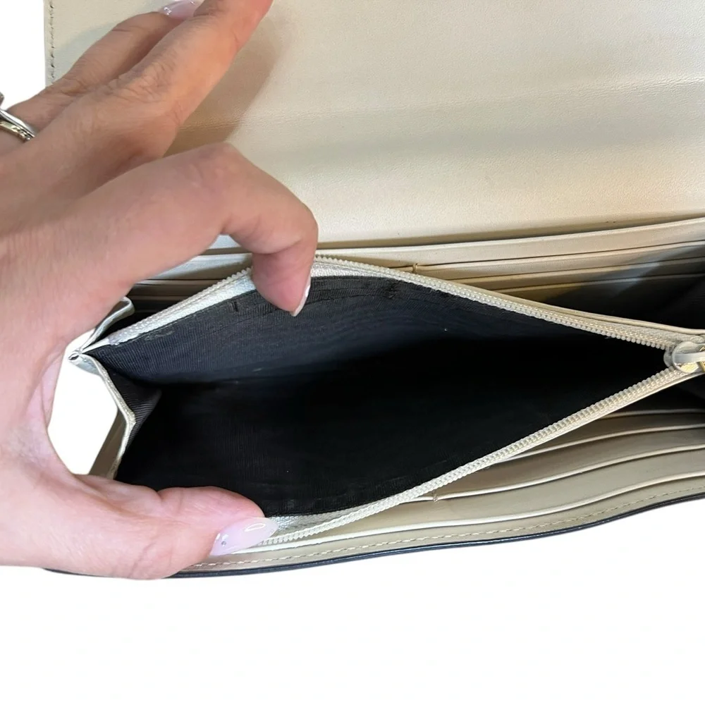 Gucci GG Supreme Continental Wallet in white, tan and red & green bow - Picture 7 of 11